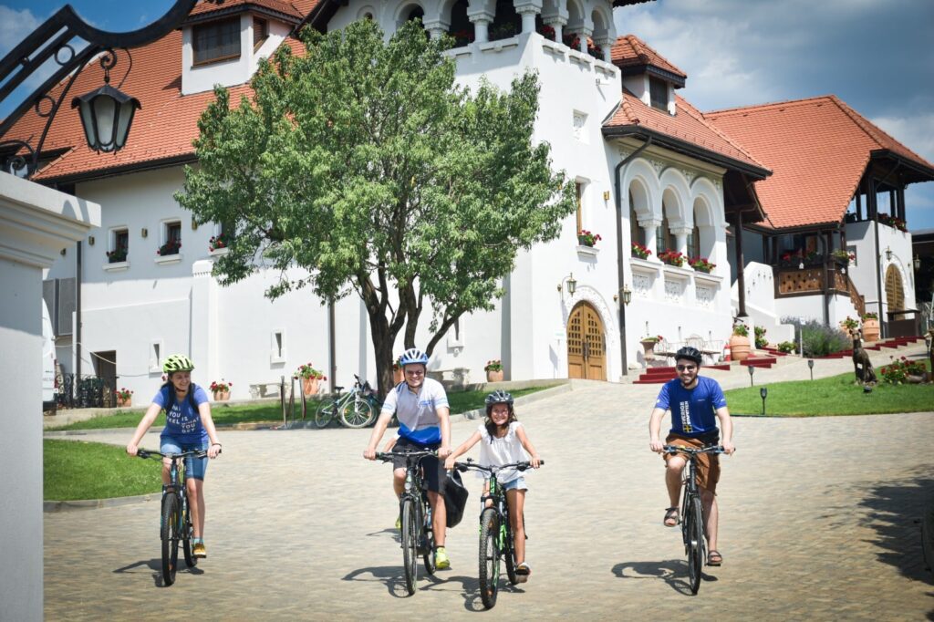Explorează domeniul Casa Timiș cu bicicletele