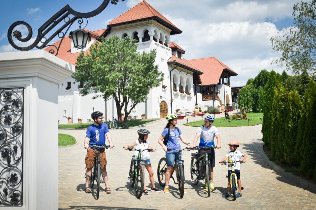 Explorează domeniul Casa Timiș cu bicicletele