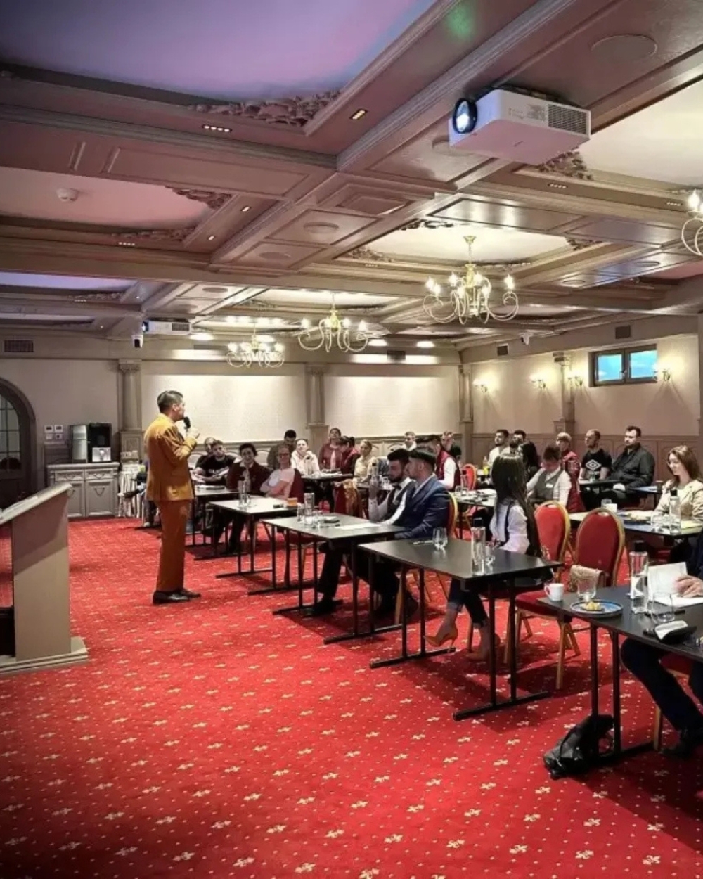 Conferințe, Seminare, Training-uri