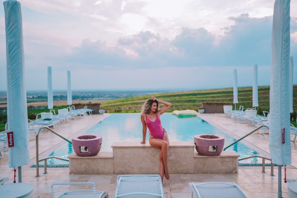 Cazare cu piscină în apropiere de București – Descoperă o experiență completă la Casa Timiș